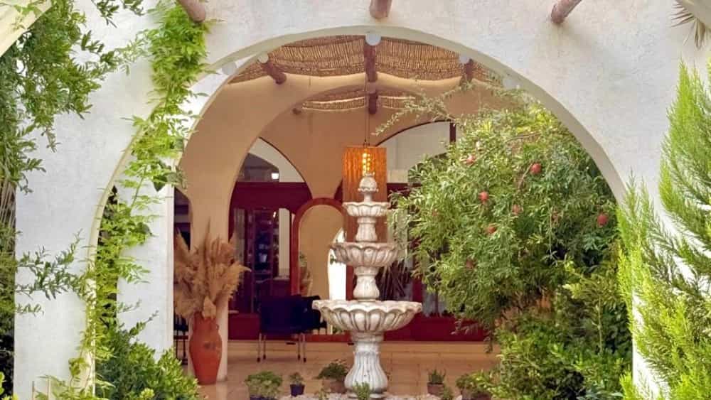Cafe restaurant with stylish atmosphere in Sirjan
